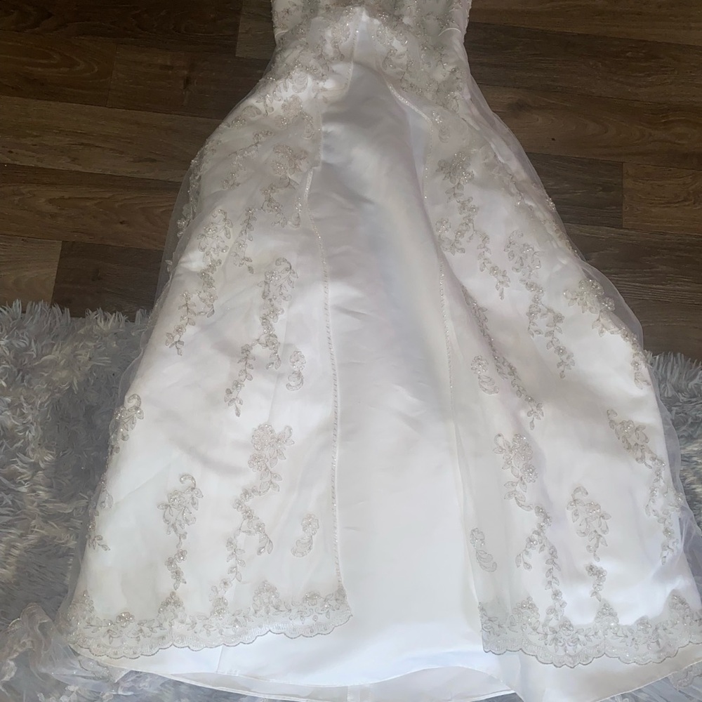 David's Bridal Elegant White Wedding Dress with Embroidery